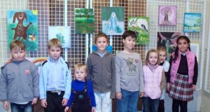 Pequeños artistas de origen ruso exponen sus trabajos en Roquetas