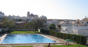 Los vecinos de Lucainena combaten el calor en su piscina municipal