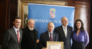 Gabriel Amat recibe el Pito de Oro de la Federación de Carnaval