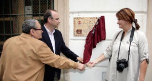 Una placa recuerda desde hoy la figura de Manuel Falces