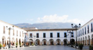 Berja estrena una renovada plaza porticada