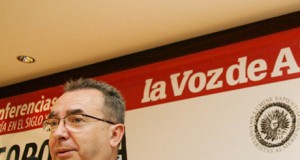 El director de La Voz de Almería recopila sus artículos de opinión en un libro