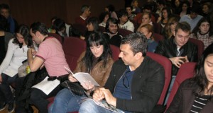 Un centenar de personas se rinde ante la 'Poesía Bífida'