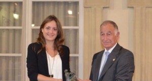 Sara Mª Mateos recoge el Carmen de Burgos por su ensayo sobre las desigualdades que sufren las mujeres