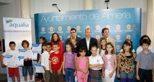 Diecisiete niños y el colegio Virgen del Mar recogen los premios de dibujo ‘Agua: tú sí que pintas’
