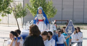 Alumnos de Vícar se adelantan a la Semana Santa y sacan sus pasos a la calle