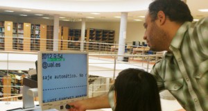 La biblioteca incorpora un nuevo puesto para personas con discapacidad visual