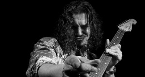 Raimundo Amador llega esta noche a la sala Cibeles con su disco 'Medio hombre, medio guitarra'