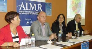 Empresarias de Adra aprenden a implementar su negocio con las redes sociales