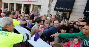 El Ayuntamiento reparte hoy 2.000 pascueros en Puerta de Purchena, 500 Viviendas y Pescadería