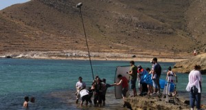 Alumnos de la Escuela Taller de cine cambian las aulas por el Playazo de Rodalquilar
