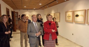 Abstracción y pocos colores en la muestra de Rosa Rubio en Roquetas