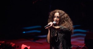 Rosario levanta al Auditorio de Roquetas con los temas de su último disco