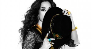 Rosario Flores canta las canciones de su último disco en Roquetas