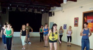 Risoterapia y baile, fórmulas mágicas para el ocio de los jóvenes de la provincia
