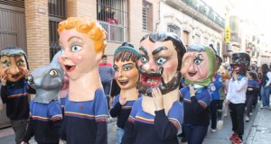 Los 'cabezudos' de San Antón llenan de alegría el Casco Histrórico