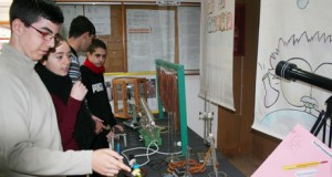 Estudiantes explican 'misterios' de la ciencia a sus compañeros
