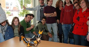 La UAL arranca su Semana de la Ciencia con levitación y robots humanoides