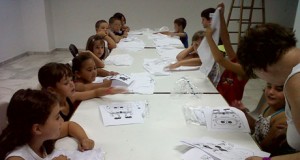 Más de un centenar de jóvenes han participado en los talleres veraniegos de Adra