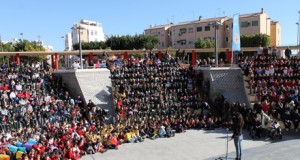 Cerca de un millar de escolares claman por la paz