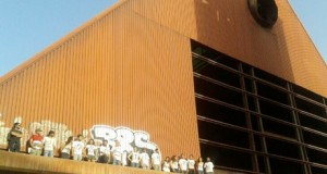 Desalojados los activistas encaramados en el Toblerone
