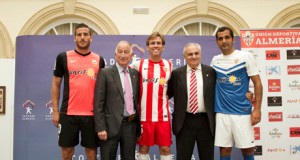 La UD Almería presenta sus nuevas equipaciones para la temporada 2014/15