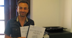 Vera digitaliza su archivo de prensa desde 1980