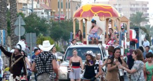 Vícar se viste de fiesta en honor a María, Madre de la Iglesia