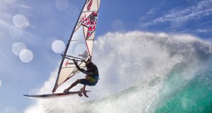 Víctor Fernández se convierte en ‘embajador’ de El Ejido en el Mundial de Windsurf