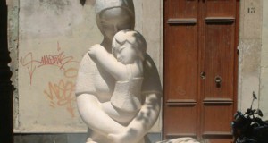 La estatua de la Virgen y el Niño vuelve a la Plaza de la Virgen del Mar