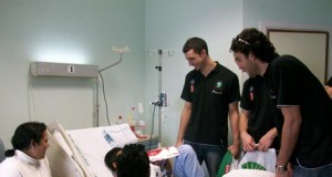 Los jugadores del Unicaja Voley llevan la ilusión a los niños ingresados en Torrecárdenas