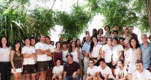 Una veintena de voluntarios adecenta Almócita antes del Festival de la Alpujarra