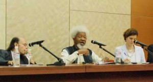 El Nobel nigeriano Wole Soyinka reivindica en la UAL el poder liberador de la poesía