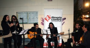 El centro disfruta de la navidad con la ‘Zambomba flamenca’