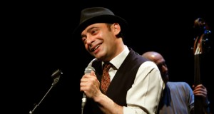 La fuerza del crooner deja pequeño el Apolo