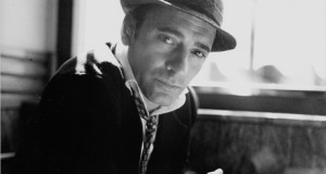 Un crooner del siglo XXI, Toni Zenet presenta 'Los mares de China' en el Apolo
